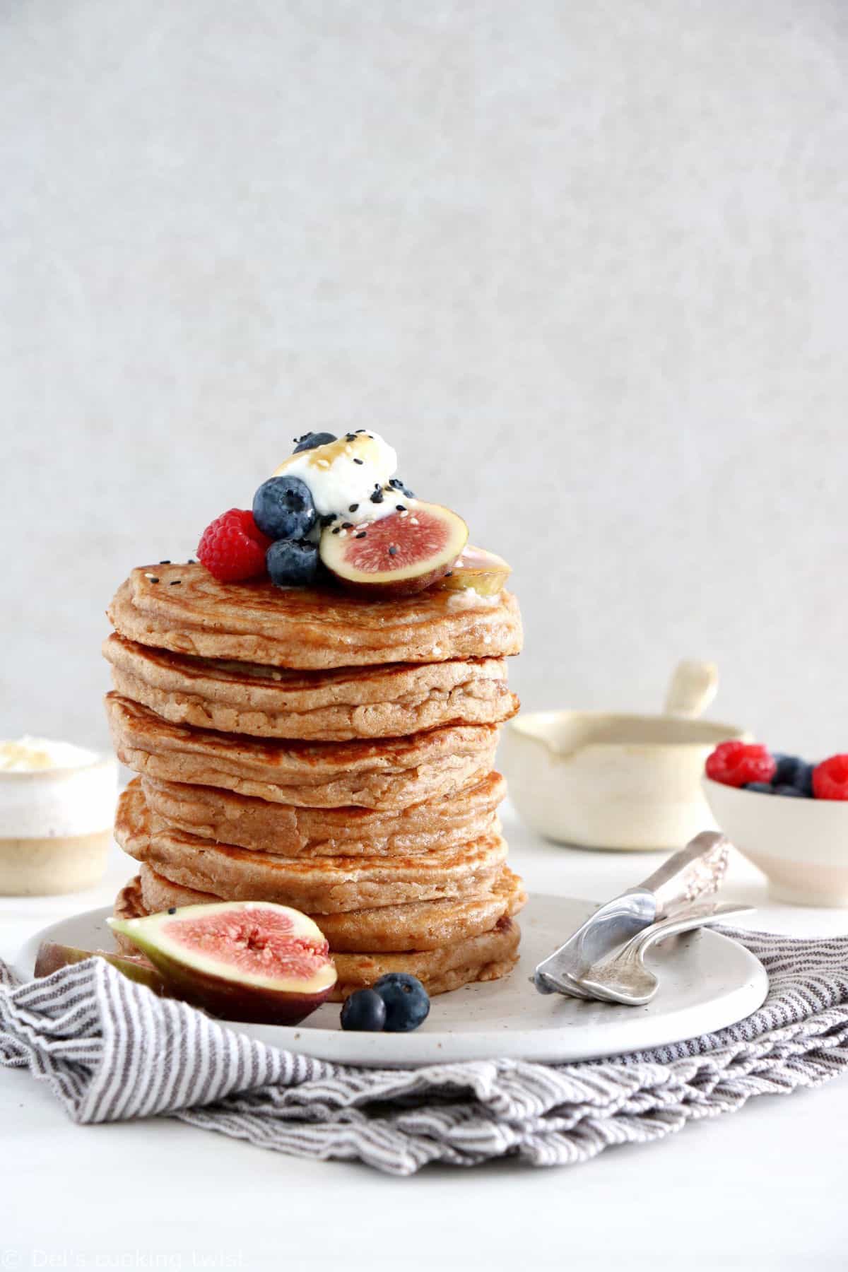 Faciles à réaliser, ces pancakes à la farine complète sont riches sur le plan nutritionnel, avec une texture moelleuse et légère comme on aime.