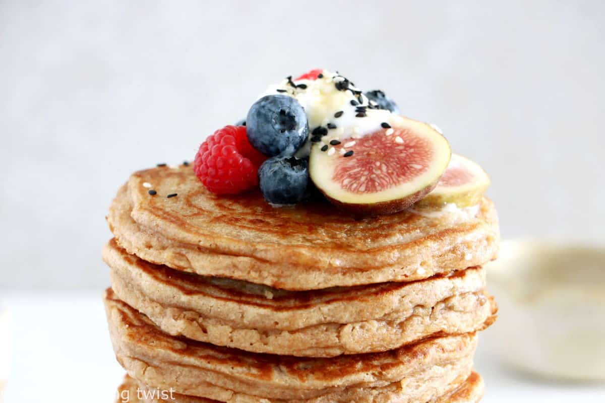 Faciles à réaliser, ces pancakes à la farine complète sont riches sur le plan nutritionnel, avec une texture moelleuse et légère comme on aime.