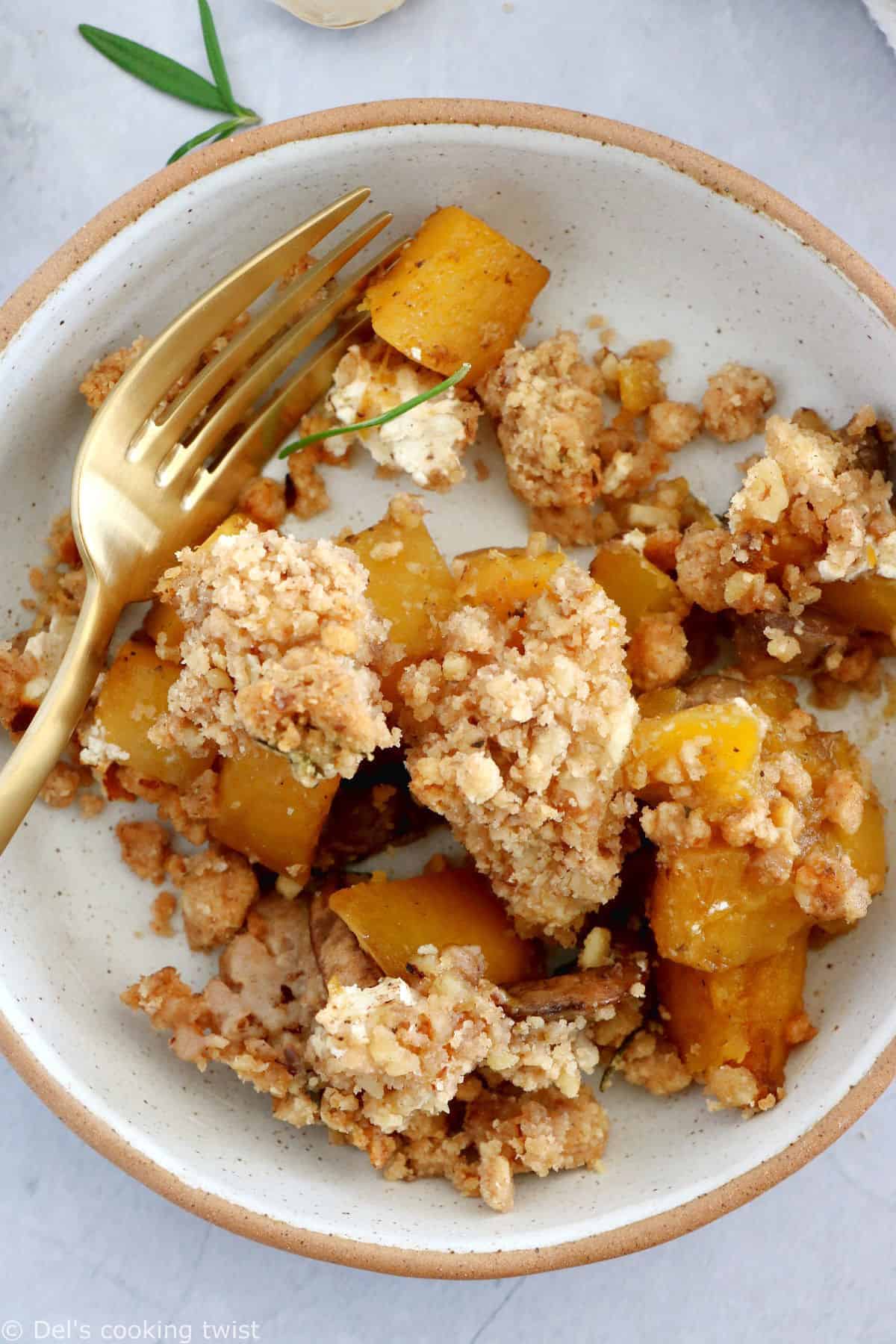 Ce délicieux crumble de courge butternut, champignons et chèvre est réalisé avec un crumble aux noix parfumé au romarin.