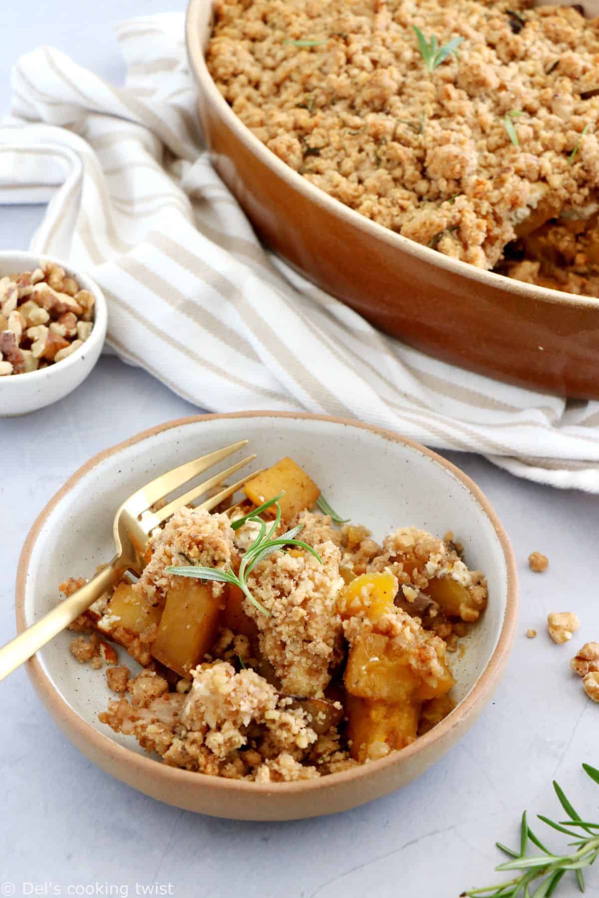 Ce délicieux crumble de courge butternut, champignons et chèvre est réalisé avec un crumble aux noix parfumé au romarin.