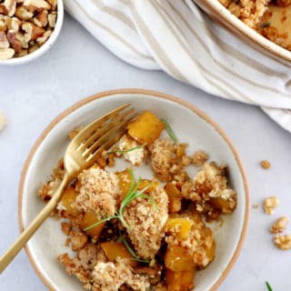 Ce délicieux crumble de courge butternut, champignons et chèvre est réalisé avec un crumble aux noix parfumé au romarin.