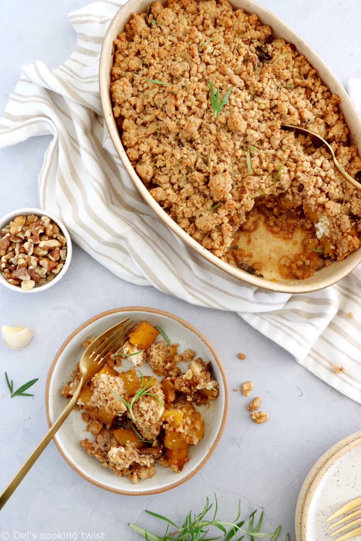 Ce délicieux crumble de courge butternut, champignons et chèvre est réalisé avec un crumble aux noix parfumé au romarin.