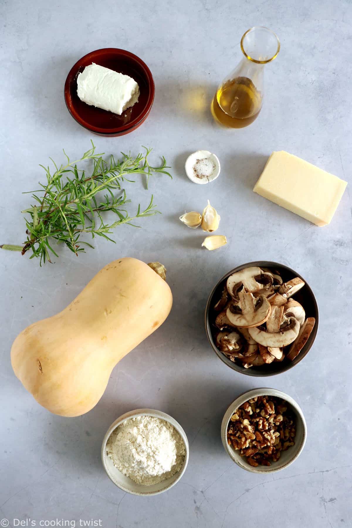 Ce délicieux crumble de courge butternut, champignons et chèvre est réalisé avec un crumble aux noix parfumé au romarin.