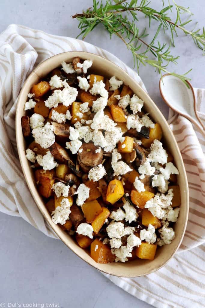 Ce délicieux crumble de courge butternut, champignons et chèvre est réalisé avec un crumble aux noix parfumé au romarin.