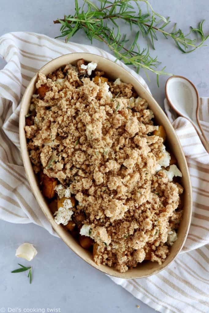 Ce délicieux crumble de courge butternut, champignons et chèvre est réalisé avec un crumble aux noix parfumé au romarin.