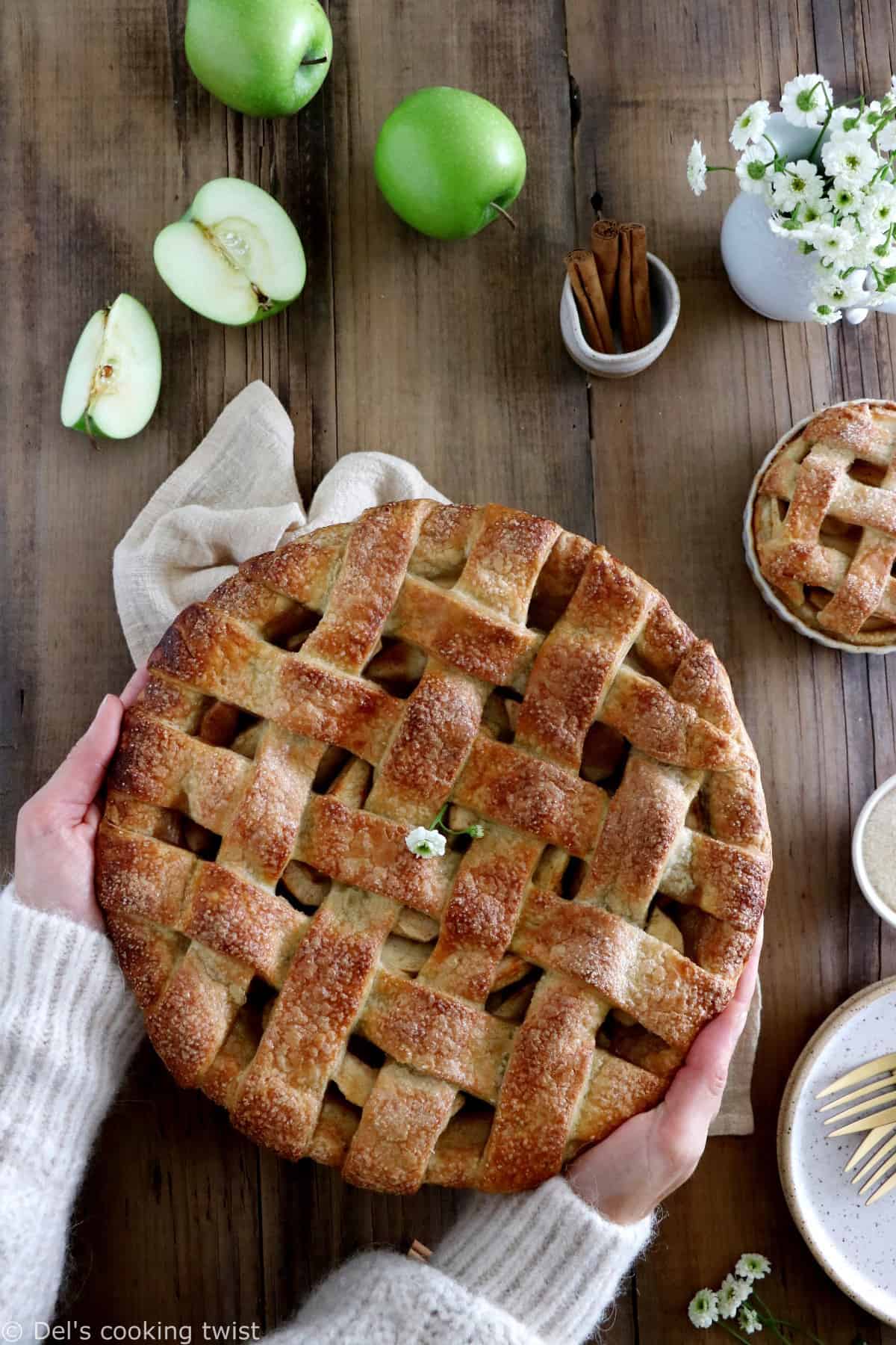 The perfect authentic American Apple Pie, with a shimmering and a sweet crunch top. This easy, classic apple pie recipe is always a success!