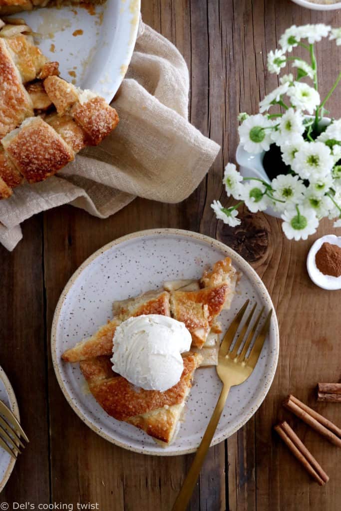 La recette de la vraie American Apple Pie, avec un joli quadrillage recouvrant une généreuse couche de pommes délicieusement épicées.