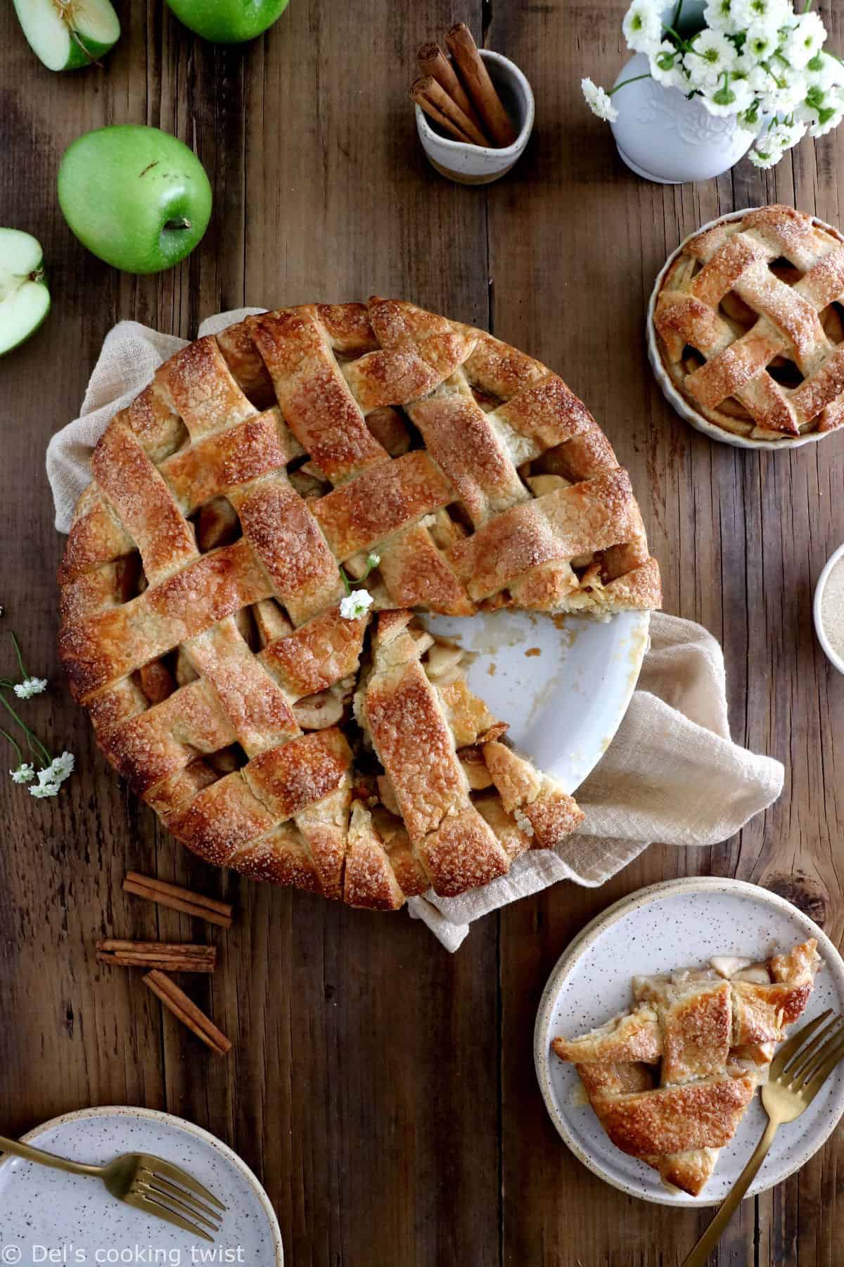 La recette de la vraie American Apple Pie, avec un joli quadrillage recouvrant une généreuse couche de pommes délicieusement épicées.