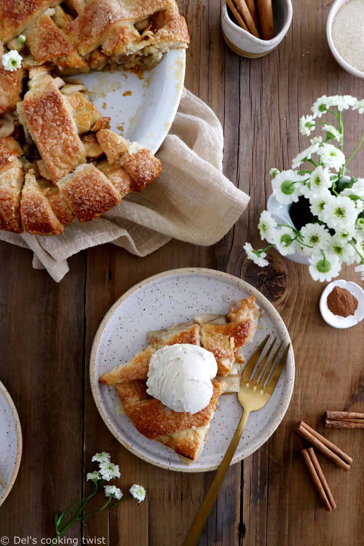 La recette de la vraie American Apple Pie, avec un joli quadrillage recouvrant une généreuse couche de pommes délicieusement épicées.