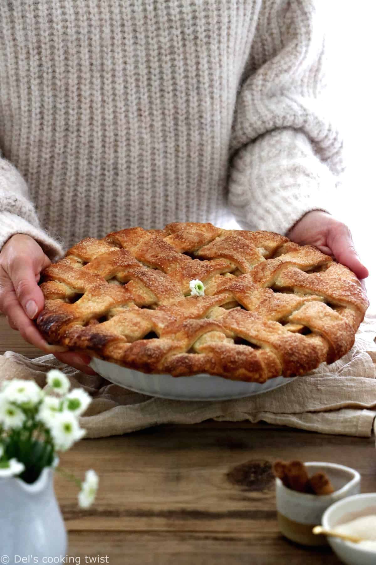 The perfect authentic American Apple Pie, with a shimmering and a sweet crunch top. This easy, classic apple pie recipe is always a success!