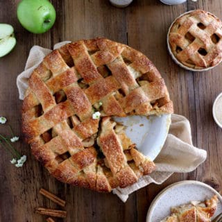 La recette de la vraie American Apple Pie, avec un joli quadrillage recouvrant une généreuse couche de pommes délicieusement épicées.