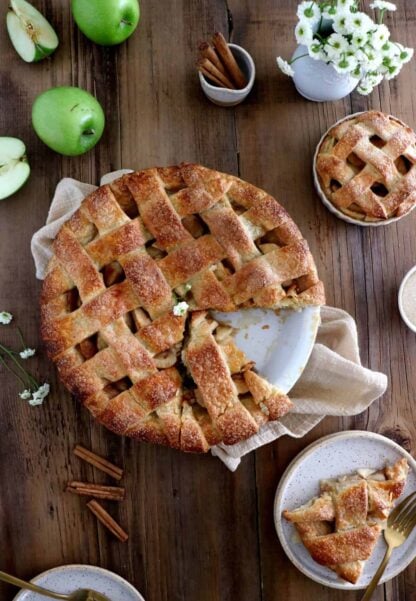 The perfect authentic American Apple Pie, with a shimmering and a sweet crunch top. This easy, classic apple pie recipe is always a success!