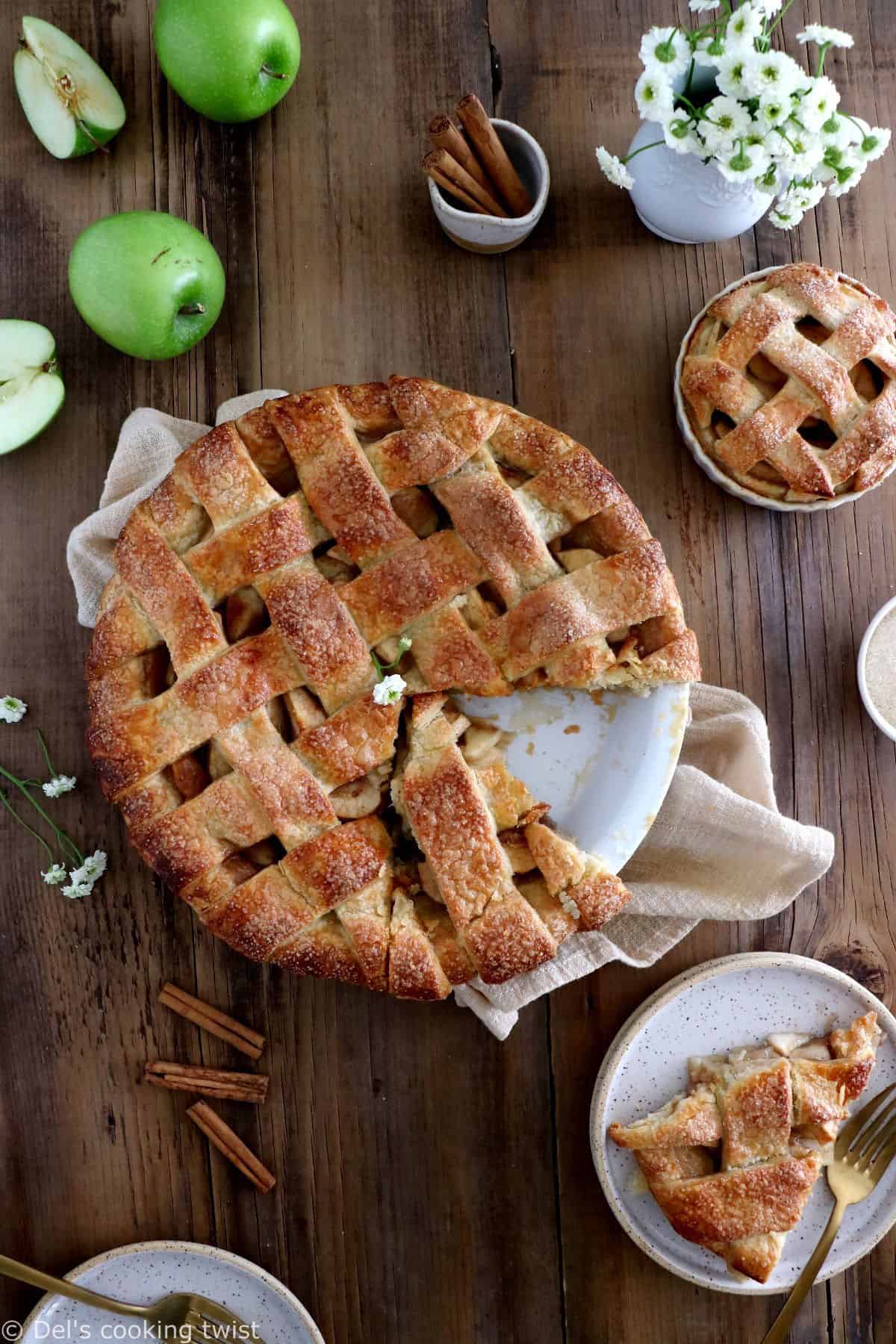 La recette de la vraie American Apple Pie, avec un joli quadrillage recouvrant une généreuse couche de pommes délicieusement épicées.