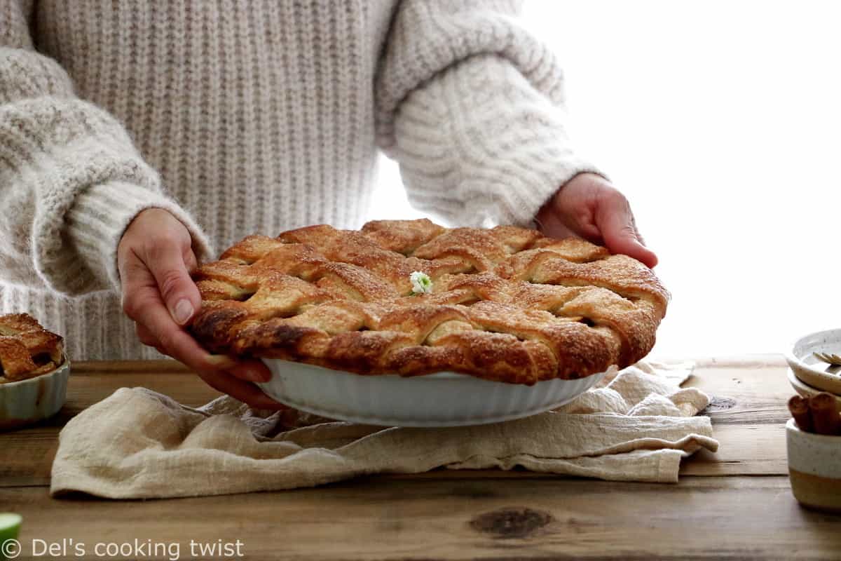 La recette de la vraie American Apple Pie, avec un joli quadrillage recouvrant une généreuse couche de pommes délicieusement épicées.