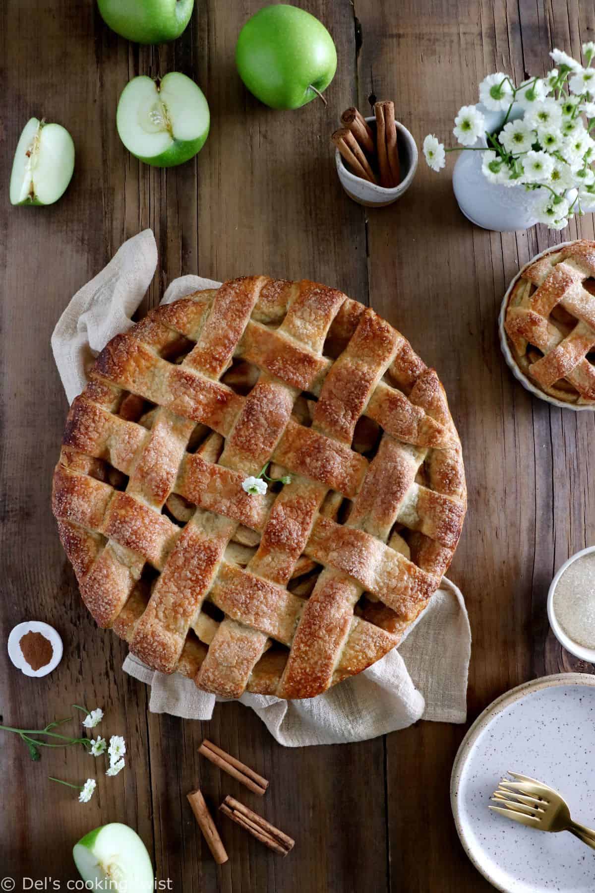 La recette de la vraie American Apple Pie, avec un joli quadrillage recouvrant une généreuse couche de pommes délicieusement épicées.