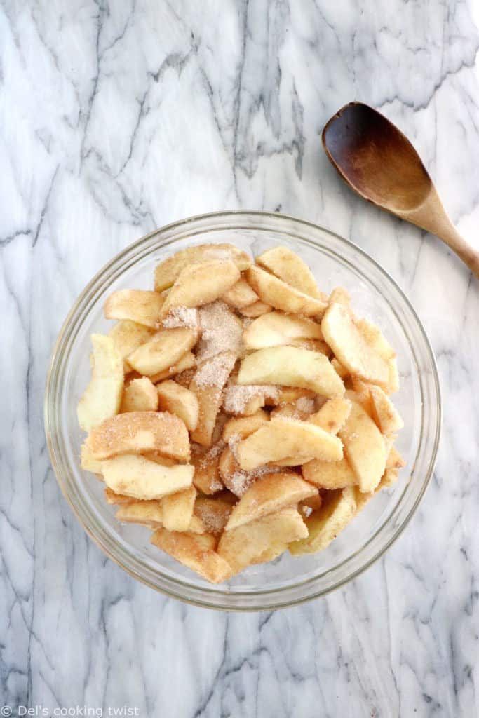 The perfect authentic American Apple Pie, with a shimmering and a sweet crunch top. This easy, classic apple pie recipe is always a success!