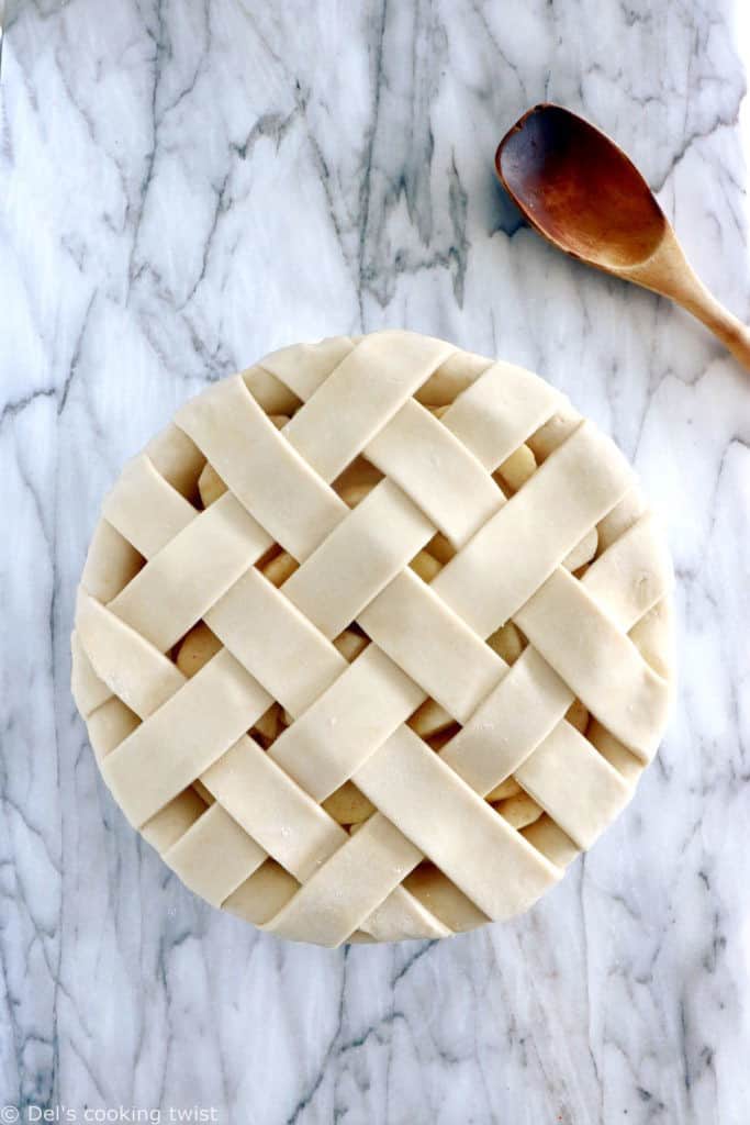 La recette de la vraie American Apple Pie, avec un joli quadrillage recouvrant une généreuse couche de pommes délicieusement épicées.