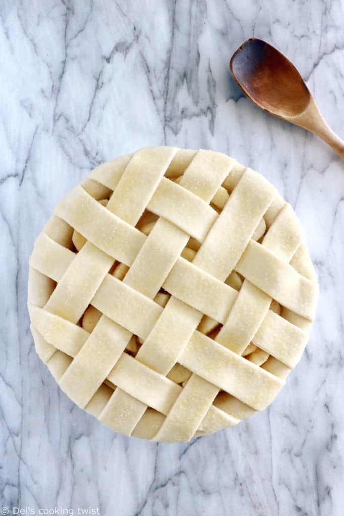 La recette de la vraie American Apple Pie, avec un joli quadrillage recouvrant une généreuse couche de pommes délicieusement épicées.