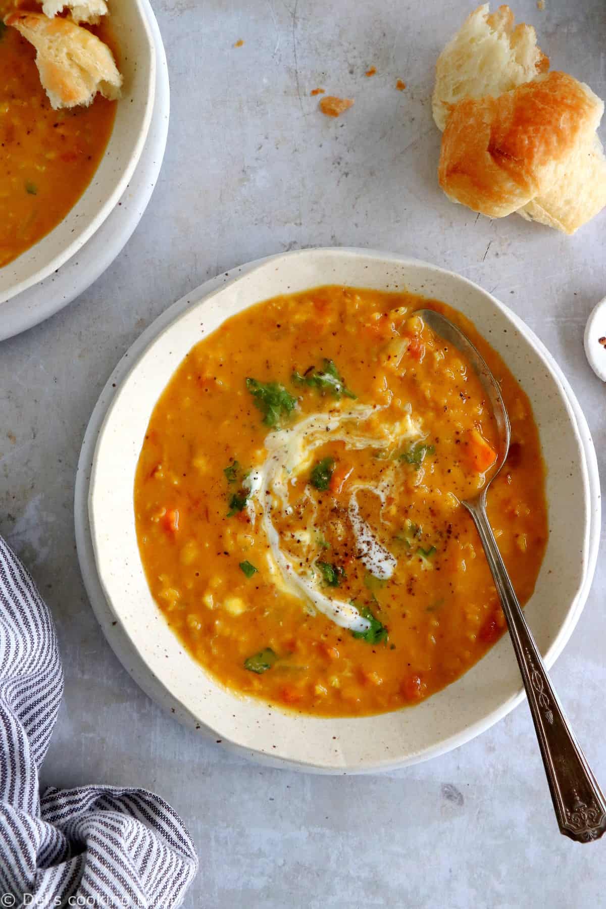 Plongez dans les saveurs douces et réconfortantes de cette soupe de pois cassés et lentilles corail au curry.