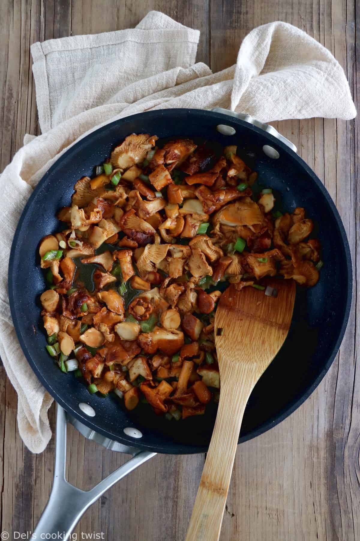 La tarte aux chanterelles et au Västerbotten ("Västerbottenpaj med kantareller") est un classique de la scène culinaire Suède.