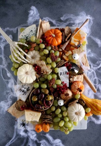 Plongez dans l'esprit d'Halloween en grignotant ce plateau apéritif aux airs effrayants autant que gourmands.