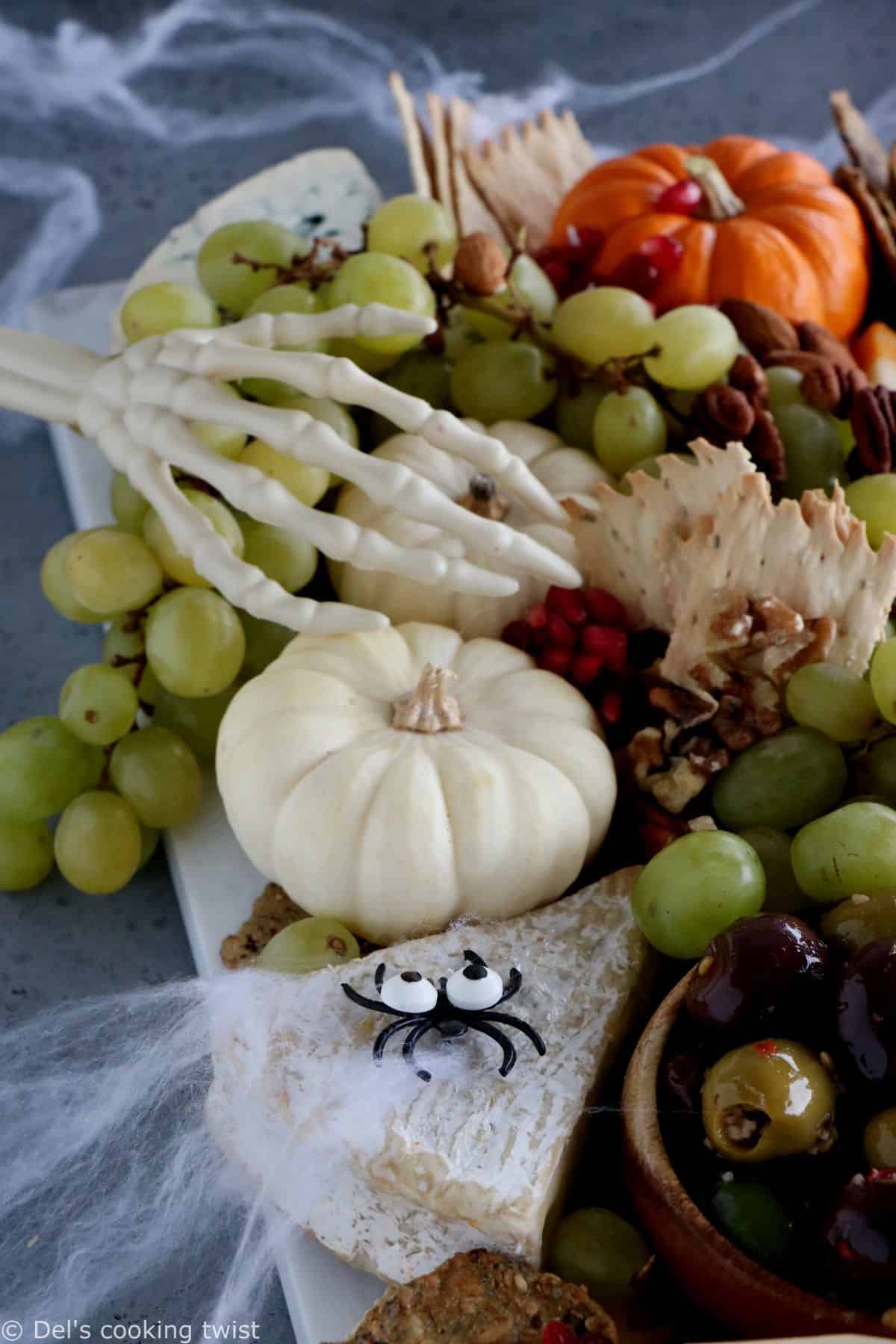 Plongez dans l'esprit d'Halloween en grignotant ce plateau apéritif aux airs effrayants autant que gourmands.