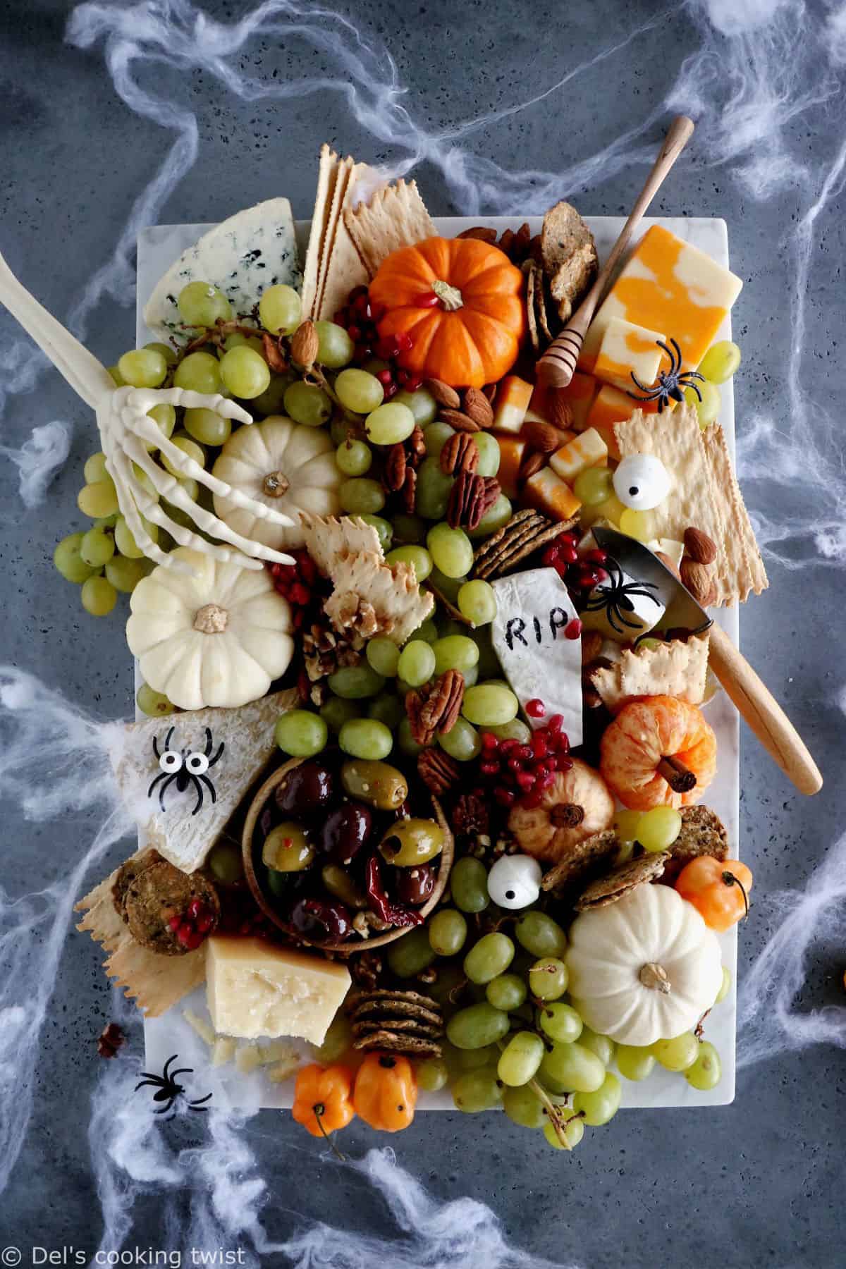 Plongez dans l'esprit d'Halloween en grignotant ce plateau apéritif aux airs effrayants autant que gourmands.