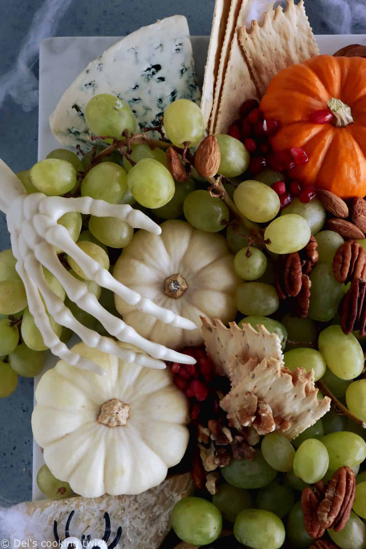 Plongez dans l'esprit d'Halloween en grignotant ce plateau apéritif aux airs effrayants autant que gourmands.