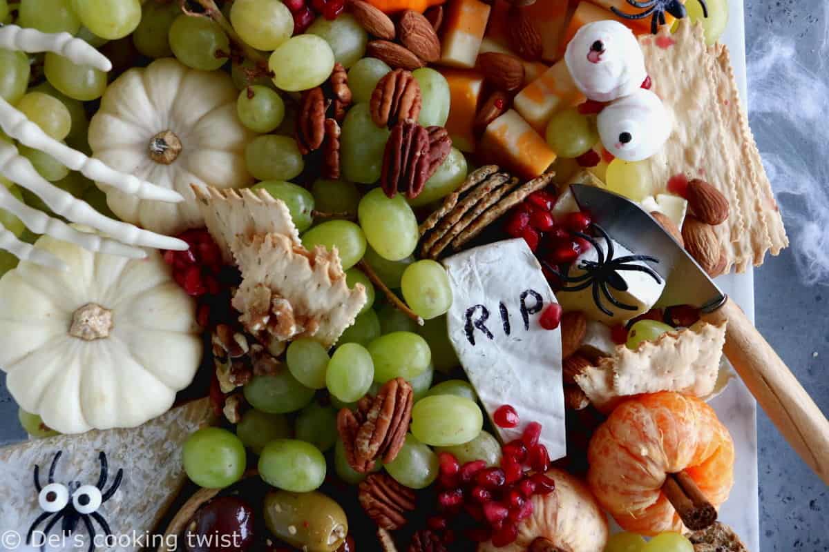 Plongez dans l'esprit d'Halloween en grignotant ce plateau apéritif aux airs effrayants autant que gourmands.