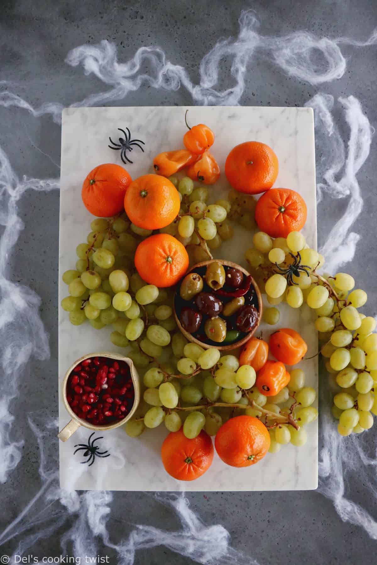 Plongez dans l'esprit d'Halloween en grignotant ce plateau apéritif aux airs effrayants autant que gourmands.