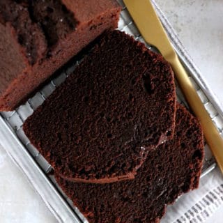 Voici un cake au chocolat facile à la fois riche, dense, moelleux et fort en chocolat.