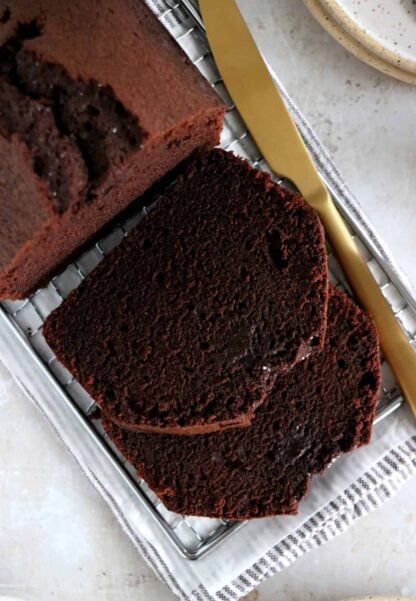 Voici un cake au chocolat facile à la fois riche, dense, moelleux et fort en chocolat.