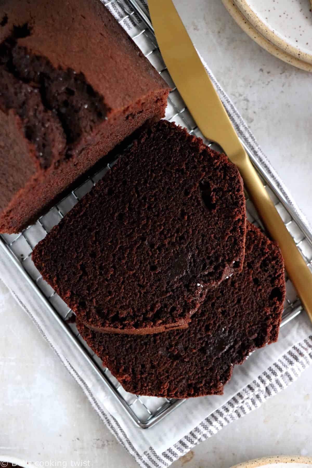 Voici un cake au chocolat facile à la fois riche, dense, moelleux et fort en chocolat.