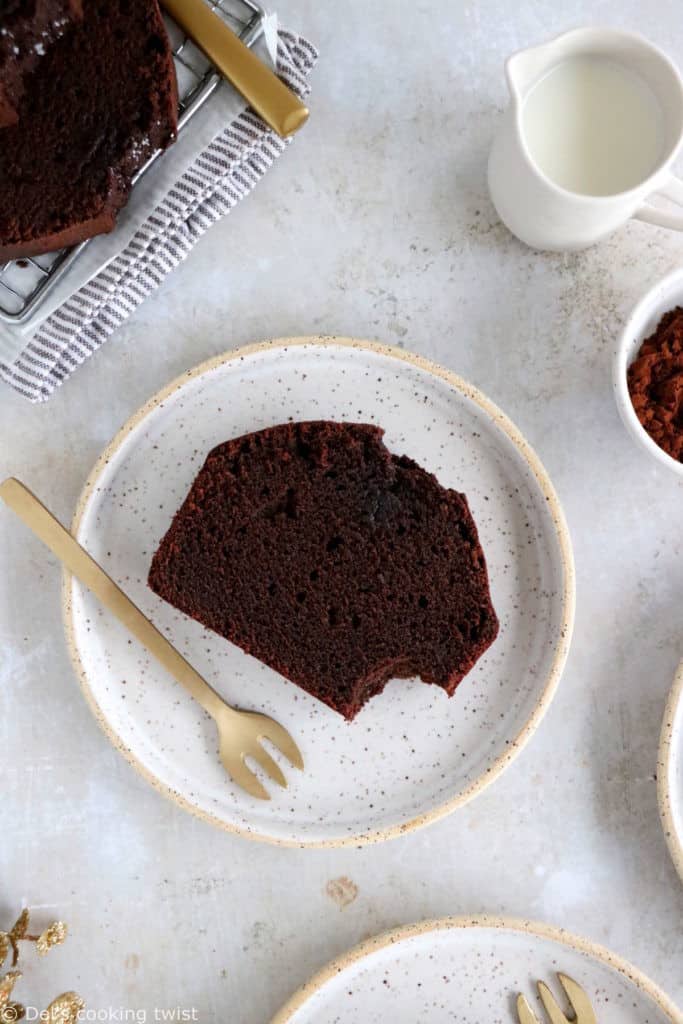 Voici un cake au chocolat facile à la fois riche, dense, moelleux et fort en chocolat.