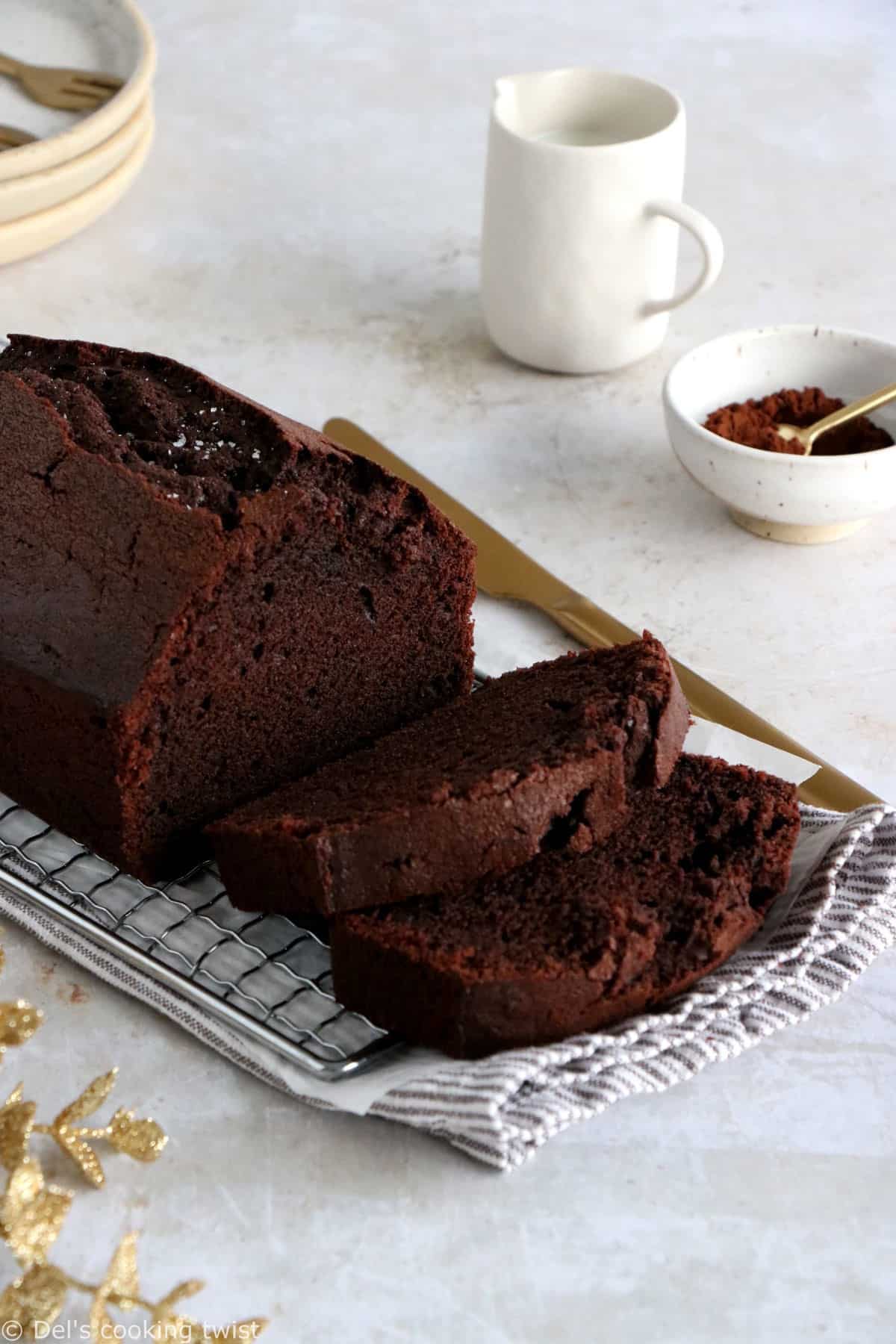 Voici un cake au chocolat facile à la fois riche, dense, moelleux et fort en chocolat.