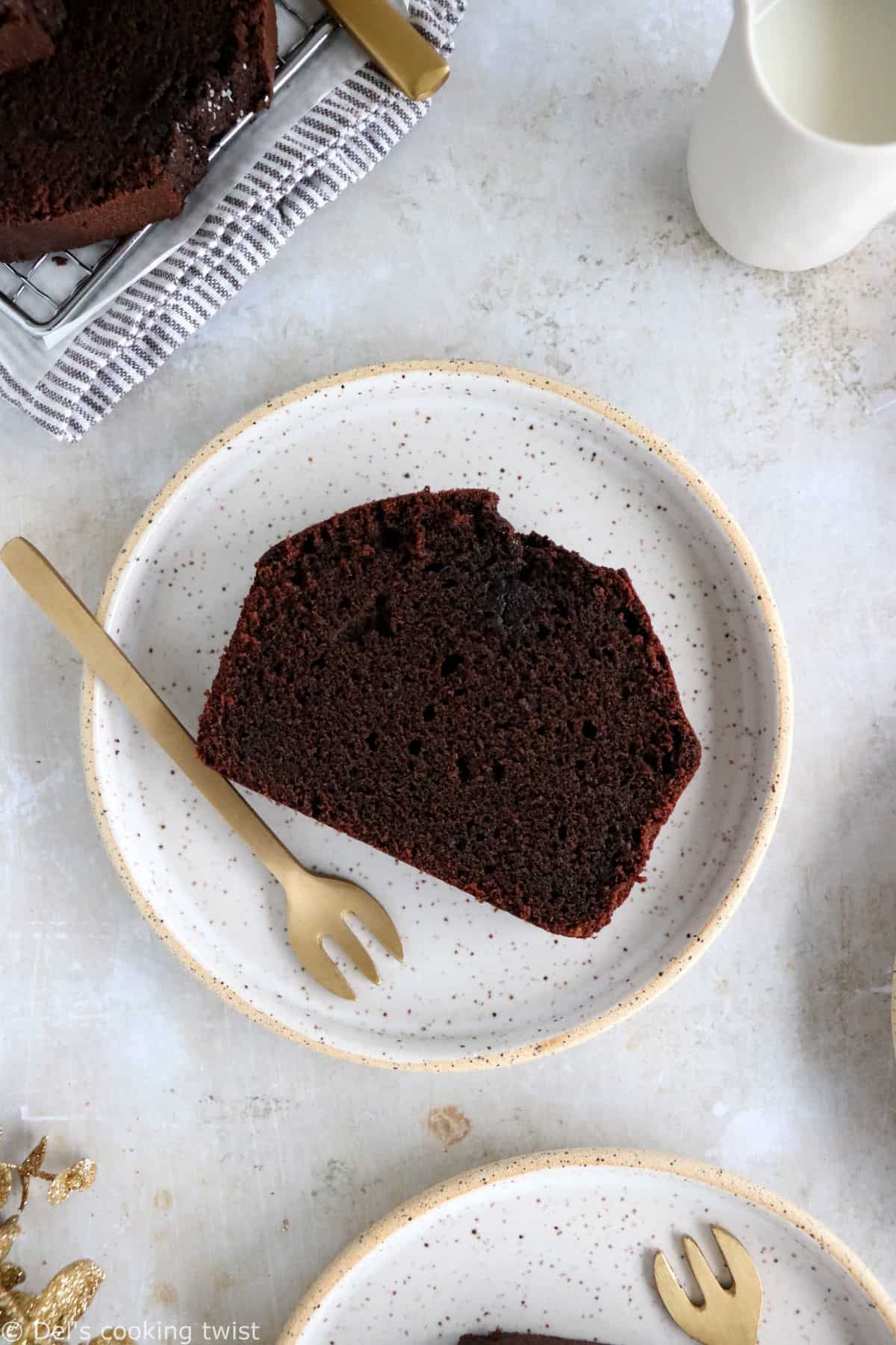Voici un cake au chocolat facile à la fois riche, dense, moelleux et fort en chocolat.
