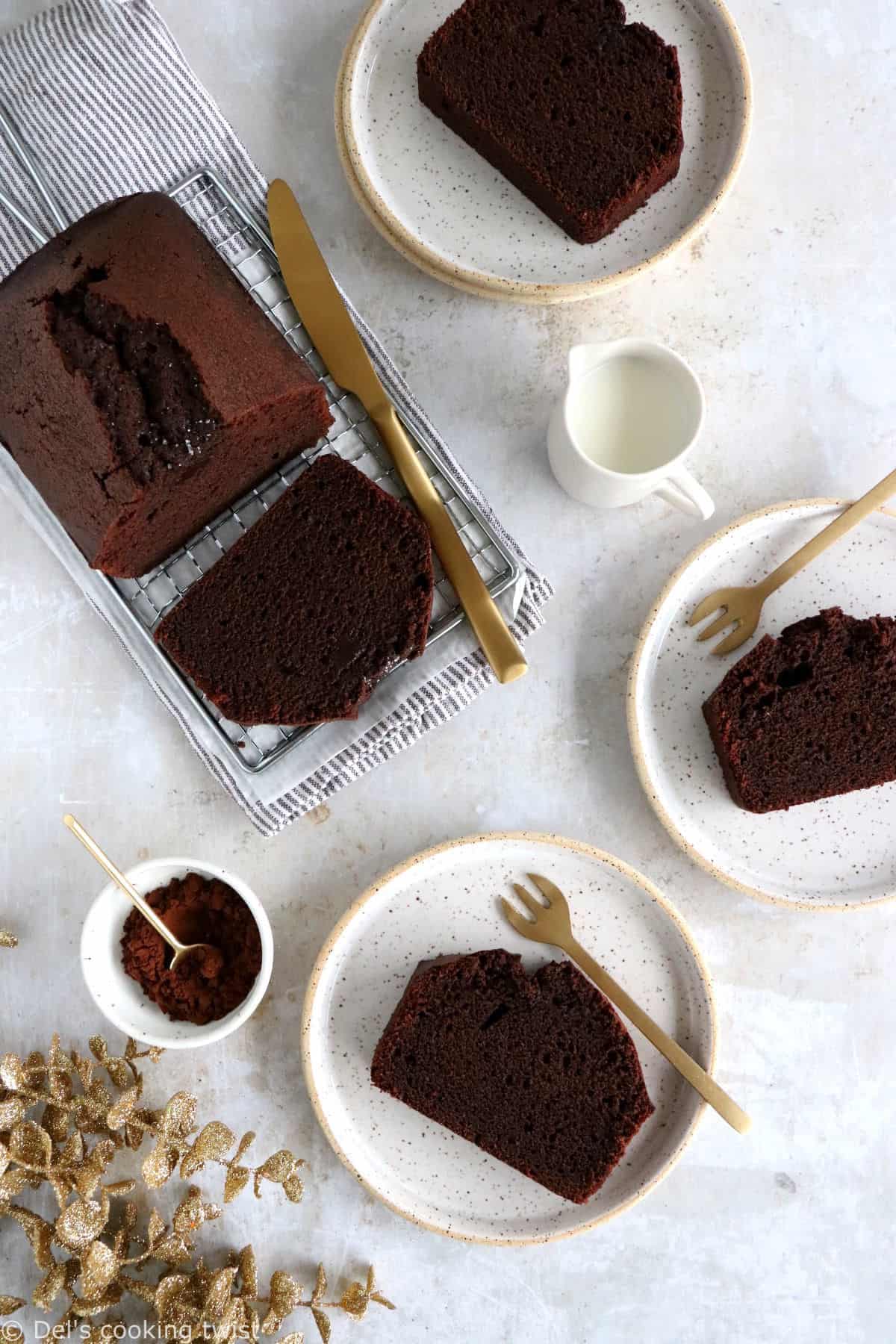 Voici un cake au chocolat facile à la fois riche, dense, moelleux et fort en chocolat.