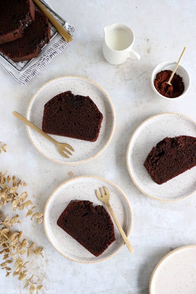 Voici un cake au chocolat facile à la fois riche, dense, moelleux et fort en chocolat.