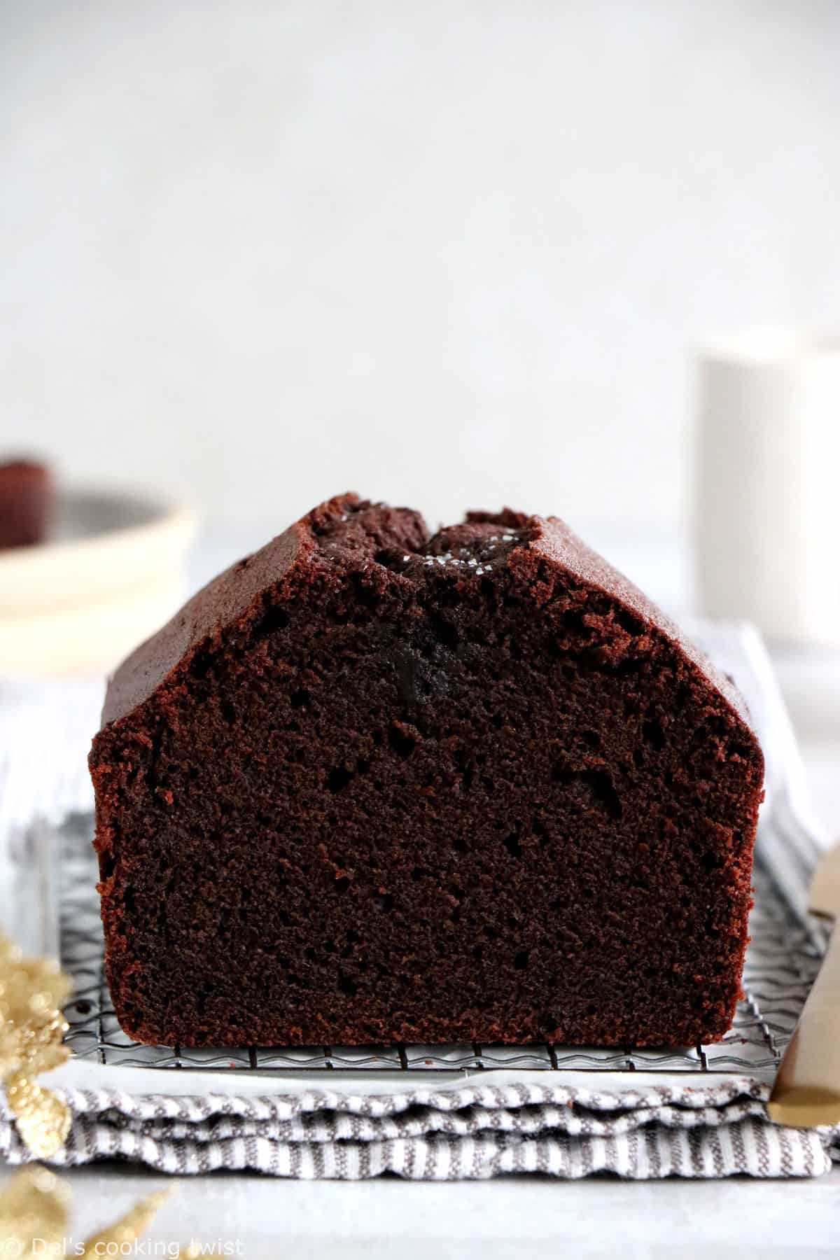 Voici un cake au chocolat facile à la fois riche, dense, moelleux et fort en chocolat.