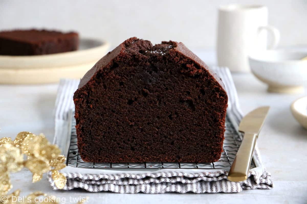 Voici un cake au chocolat facile à la fois riche, dense, moelleux et fort en chocolat.