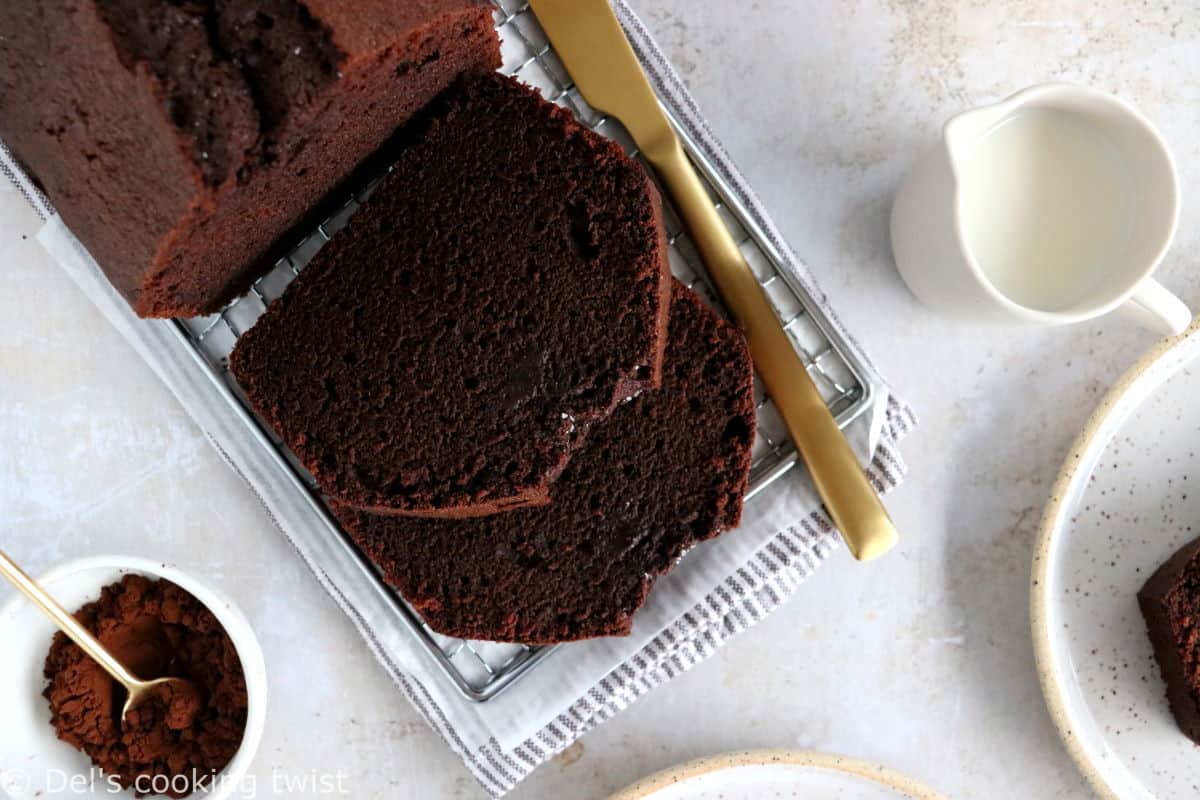 Voici un cake au chocolat facile à la fois riche, dense, moelleux et fort en chocolat.