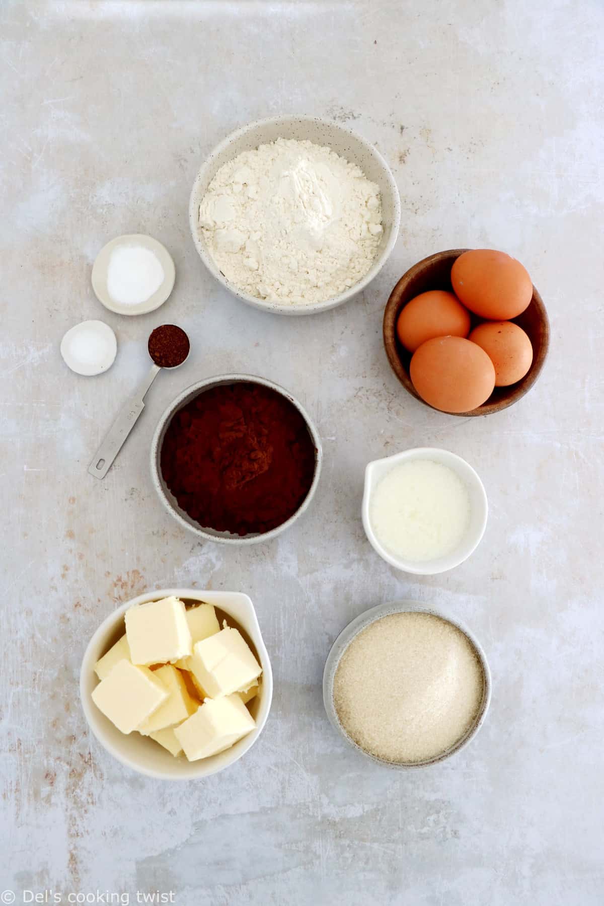 Voici un cake au chocolat facile à la fois riche, dense, moelleux et fort en chocolat.