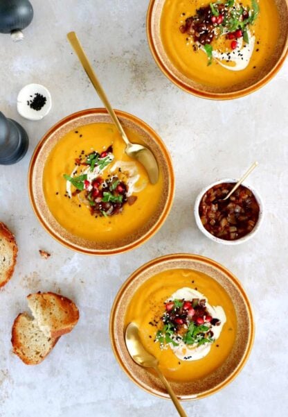 Cette soupe de courge butternut rôtie épicée au curry est subtilement parfumée et accompagnée d'une garniture d'oignons caramélisés.