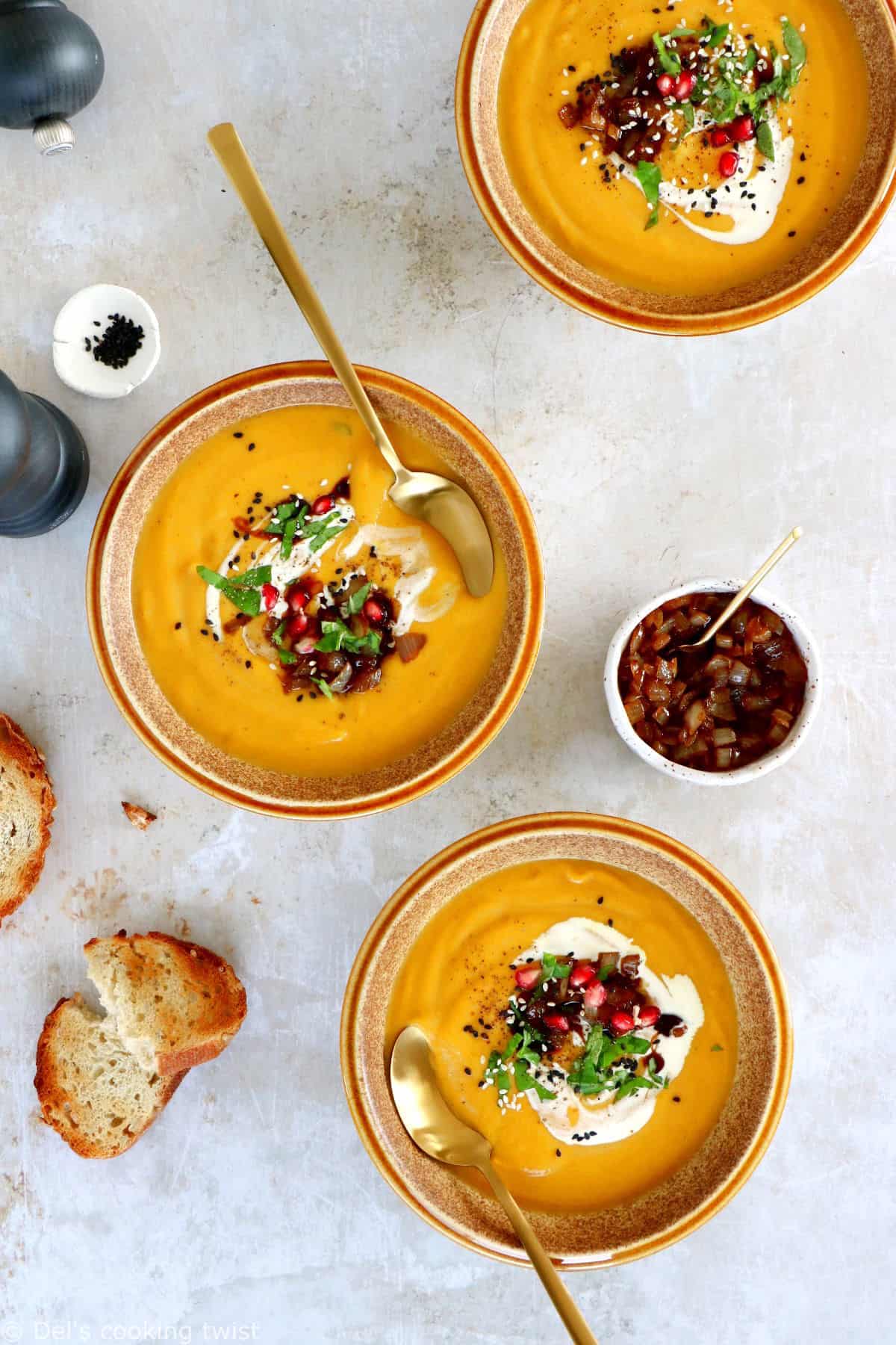 Cette soupe de courge butternut rôtie épicée au curry est subtilement parfumée et accompagnée d'une garniture d'oignons caramélisés.