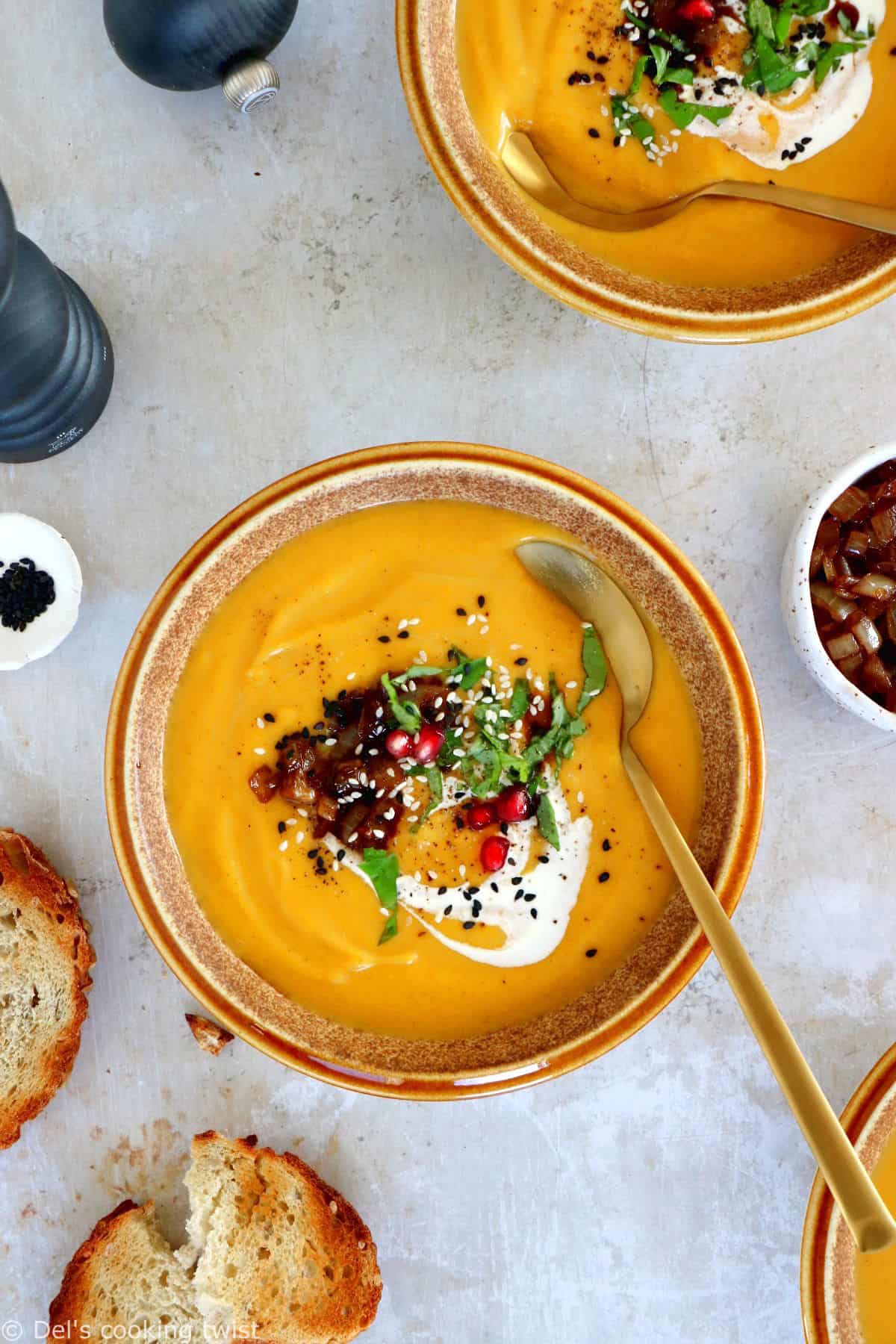 Cette soupe de courge butternut rôtie épicée au curry est subtilement parfumée et accompagnée d'une garniture d'oignons caramélisés.