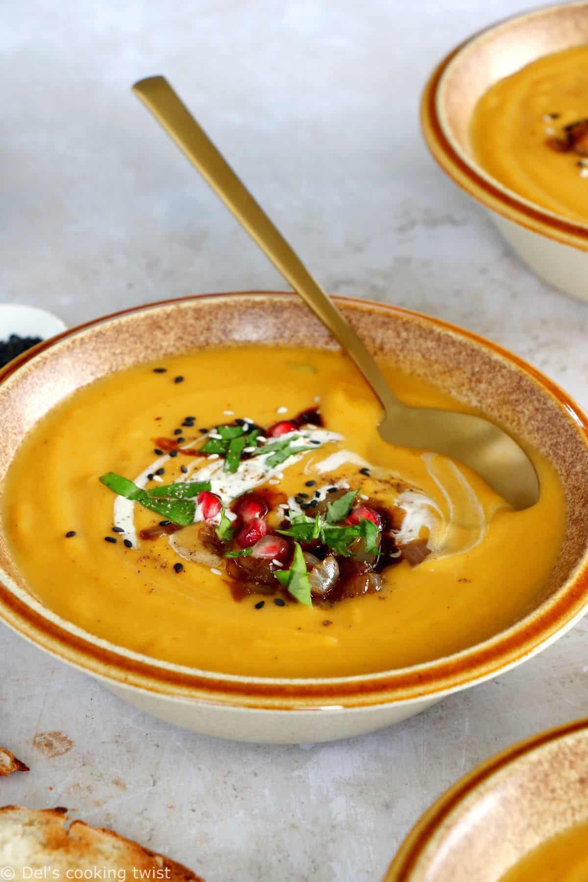 Cette soupe de courge butternut rôtie épicée au curry est subtilement parfumée et accompagnée d'une garniture d'oignons caramélisés.