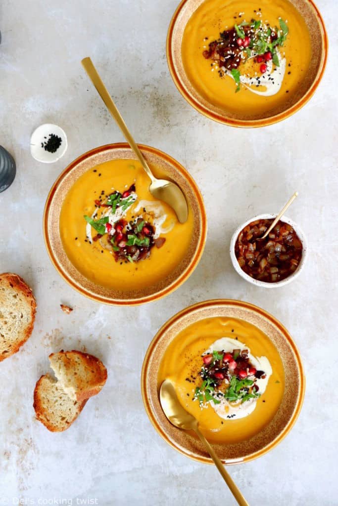 Cette soupe de courge butternut rôtie épicée au curry est subtilement parfumée et accompagnée d'une garniture d'oignons caramélisés.