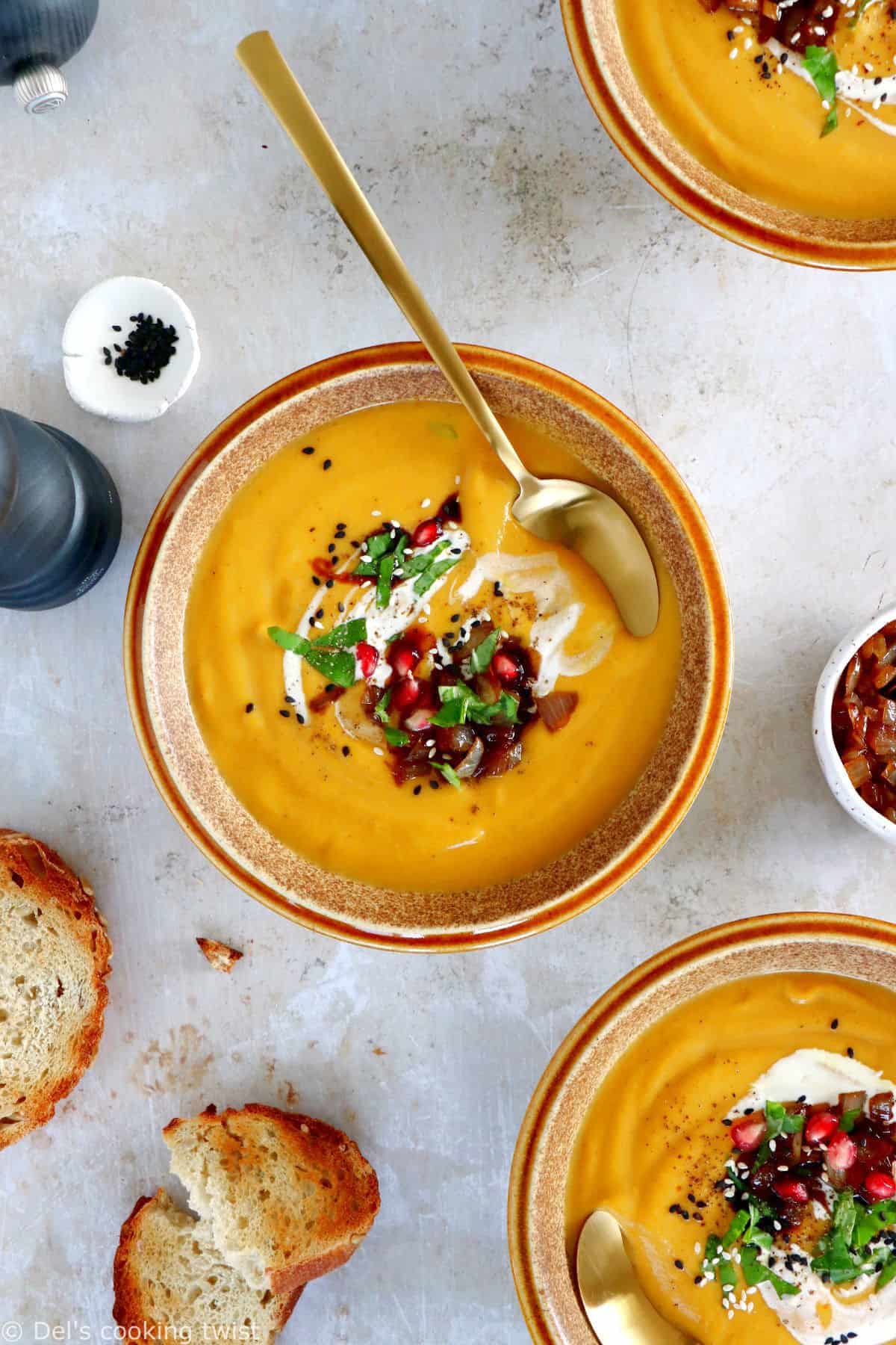 Cette soupe de courge butternut rôtie épicée au curry est subtilement parfumée et accompagnée d'une garniture d'oignons caramélisés.