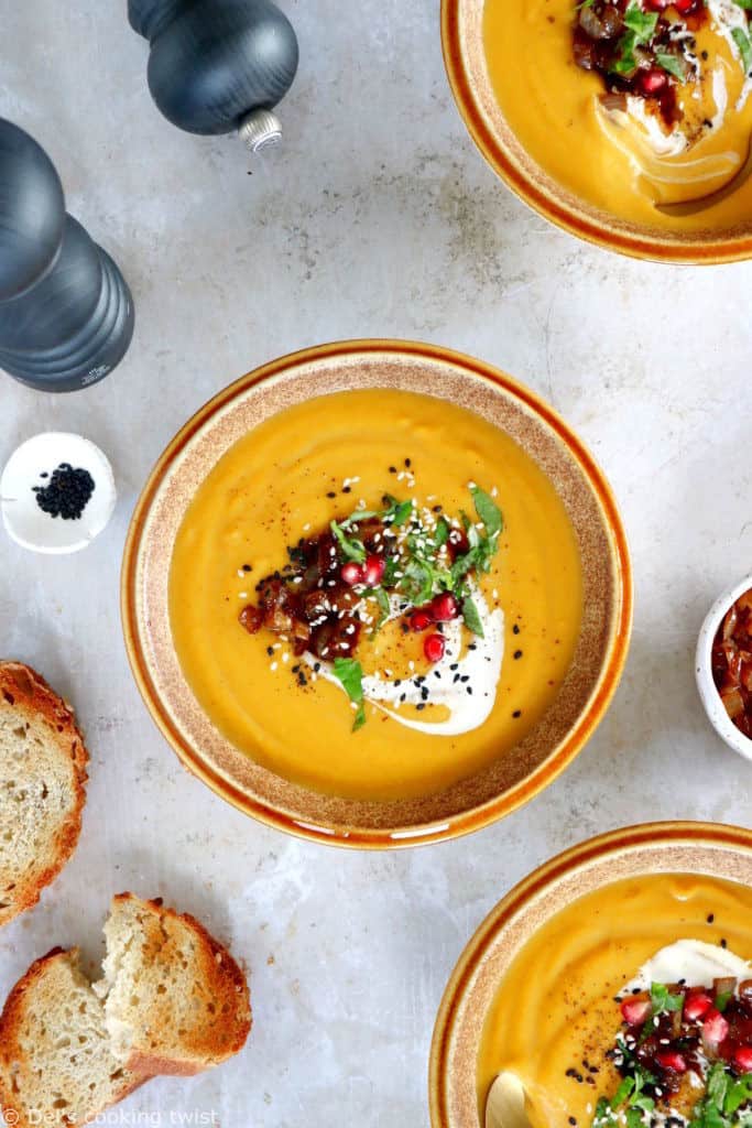 Cette soupe de courge butternut rôtie épicée au curry est subtilement parfumée et accompagnée d'une garniture d'oignons caramélisés.