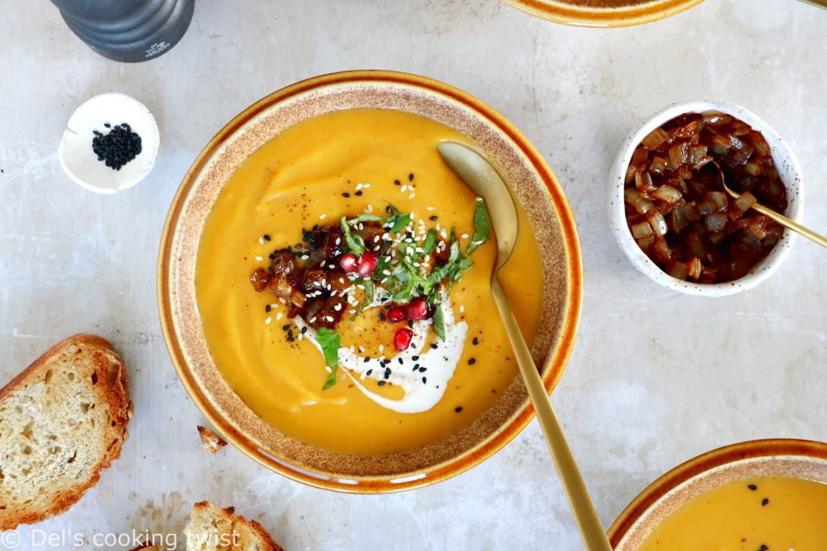 Cette soupe de courge butternut rôtie épicée au curry est subtilement parfumée et accompagnée d'une garniture d'oignons caramélisés.